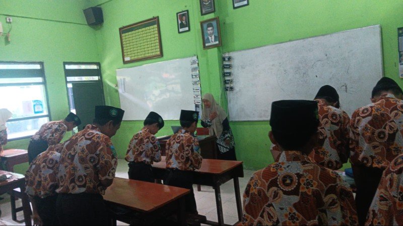 Pembiasaan Mengucapkan Salam sebagai Perekat Persaudaraan (Ukhuwah) dan Doa Keselamatan